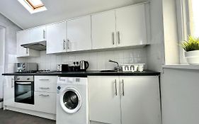 Massive 4 Bedroom Duplex Apartment - Sleeps Up To 10 People - Free Parking - 5 Minutes To The Best Beach! - Great Location - Fast Wifi - Smart Tv - Newly Decorated - Sleeps Up To 10! Close To Bournemouth & Poole Town Centre & Sandbanks